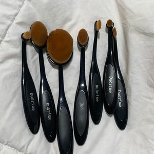 Oval Makeup brushes